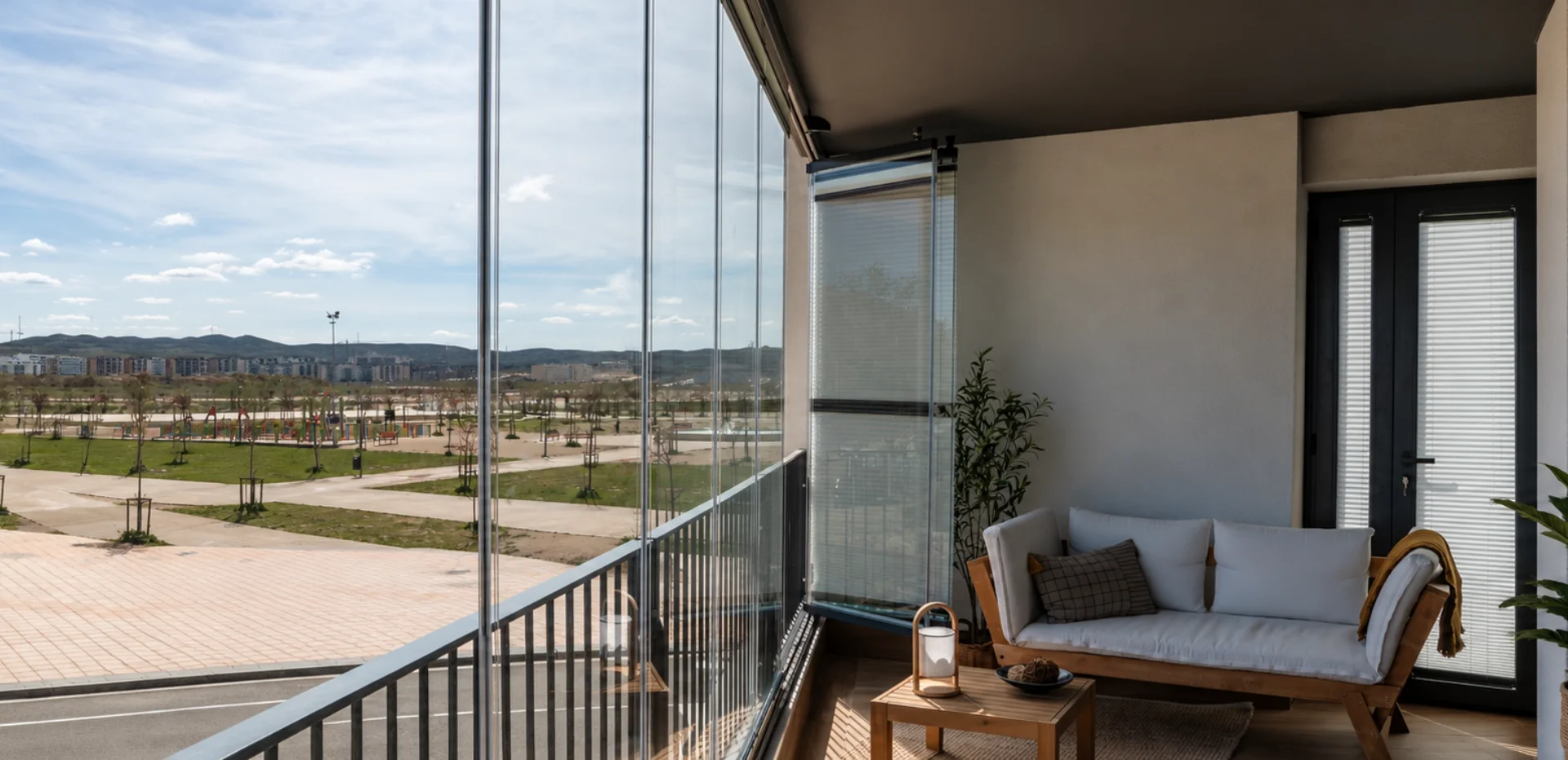 Cortinas de cristal y correderas de cristal fabricadas por Industrias TEYCO para cerramientos exteriores